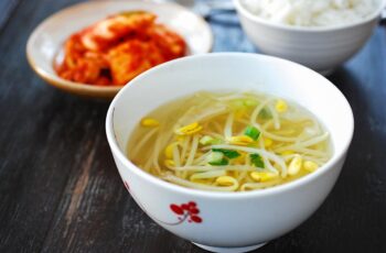 Cara Membuat Kongnamul Guk, Sup Kecambah Korea yang Lezat