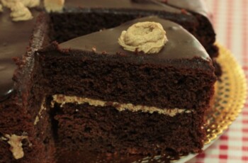 Resep Kue Bolu Cokelat: Nikmati Kelezatan Cokelat yang Menggoda