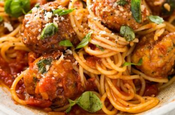 Spaghetti Opor Bola-Bola Ayam: Sajian Italia dengan Sentuhan Lokal