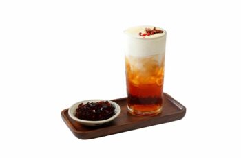 Resep Black Tea Macchiato: Nikmati Minuman Teh Hitam dengan Topping Krim yang Menggoda