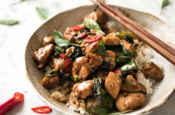 Resep Thai Basil Chicken: Menu One Dish Meal Pedas Gurih yang Bikin Ketagihan