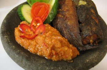 Resep Sambal Pecel Lele Pedas Nampol ala Warung Pinggir Jalan