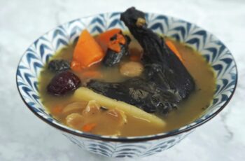 Resep Ayam Kuah Hitam Manis: Lezatnya Rempah Keluak