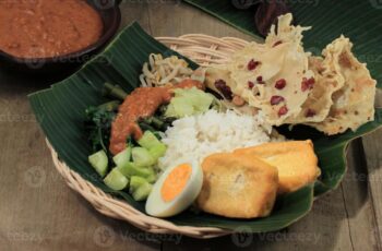 Nasi Pecel Madiun: Sajian Lezat dan Hemat untuk Makan Siang