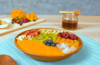 Resep Smoothie Bowl Mango Yoghurt: Sarapan Sehat dan Manis!