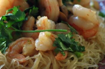 Resep Bihun Siram Capcay Kekian: Sajian Oriental Lezat untuk Kumpul Keluarga