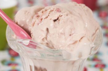 Strawberry Cheesecake Ice Cream: Dessert Sehat & Nikmat untuk Musim Panas